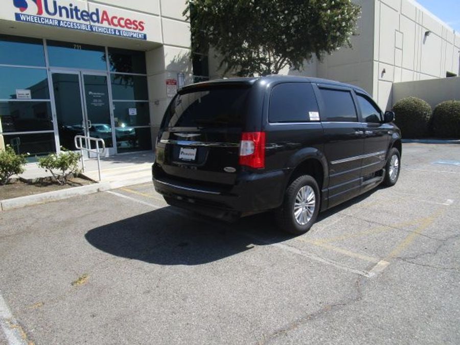 Used 2015 Chrysler Town and Country Touring-L - BraunAbility Side Entry Entry In Floor Automatic Ramp