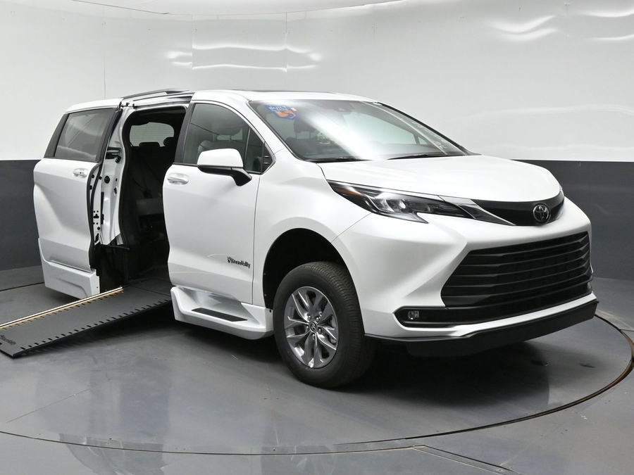 White Toyota Sienna image number 15