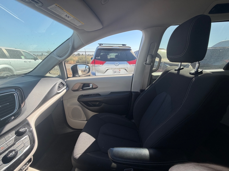  Chrysler Voyager image number 4