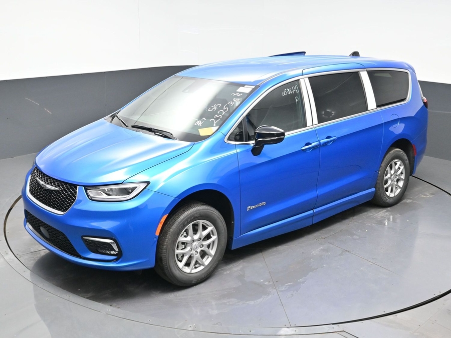Blue Chrysler Pacifica image number 20