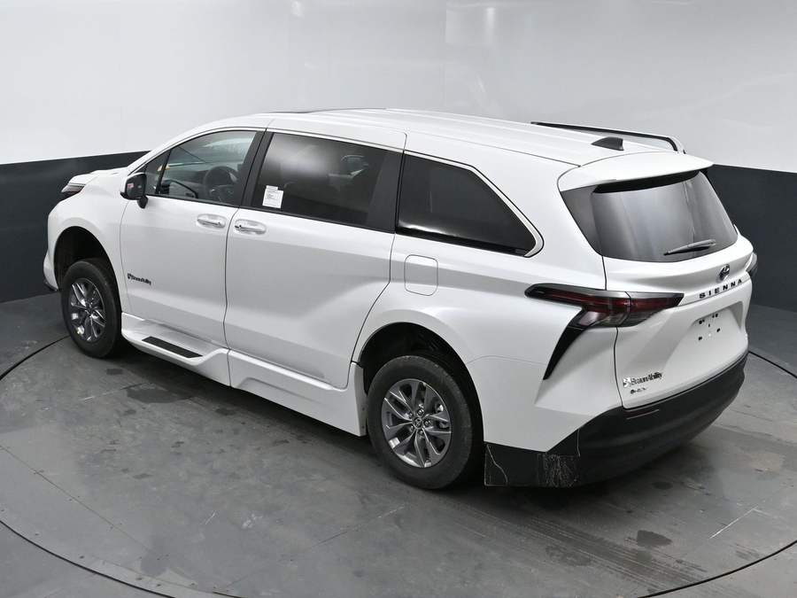 New 2025 Toyota Sienna Hybrid XLE Base - BraunAbility Side Entry Entry In Floor Automatic Ramp