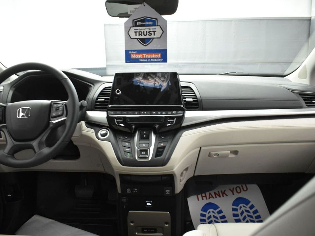 Grey Honda Odyssey image number 5