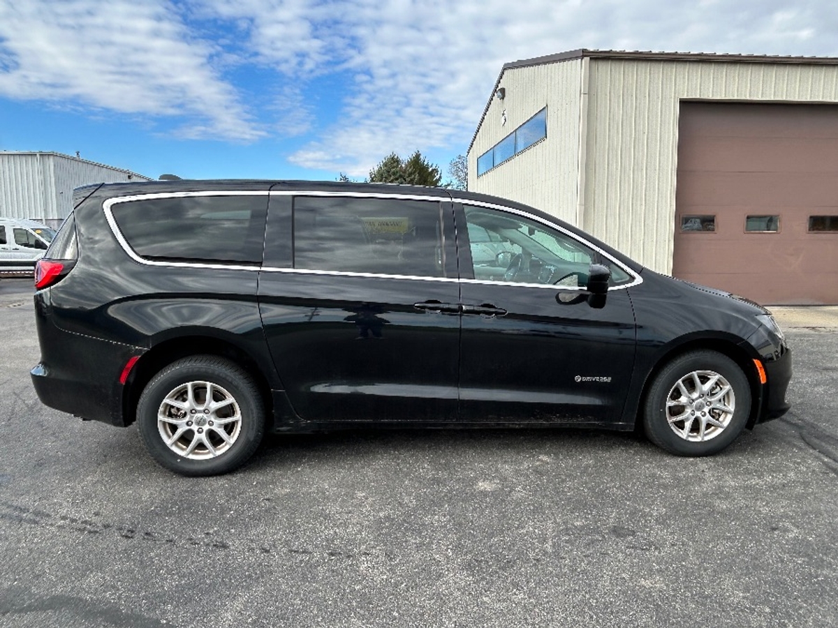 Black Chrysler Voyager image number 15