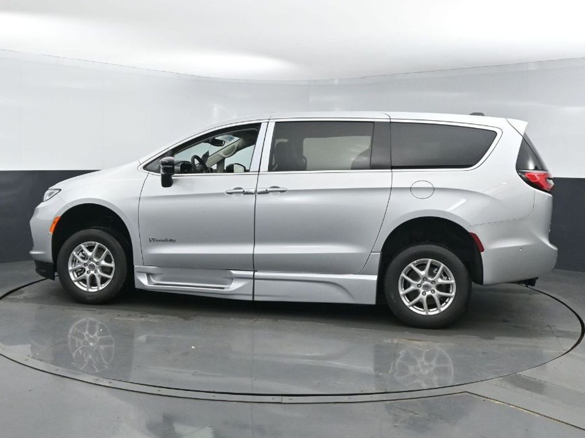 Silver Chrysler Pacifica image number 19