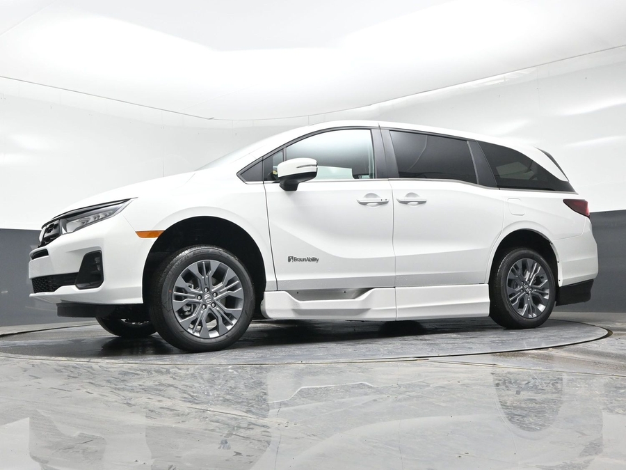 White Honda Odyssey image number 19