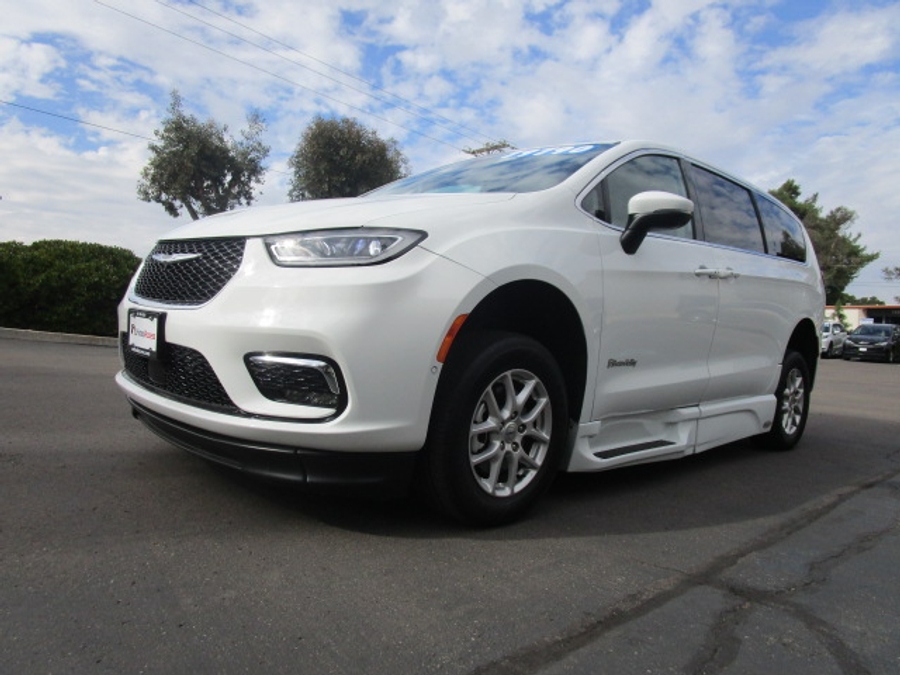 Used 2023 Chrysler Pacifica Touring L Safety - BraunAbility Side Entry Entry In Floor Automatic Ramp