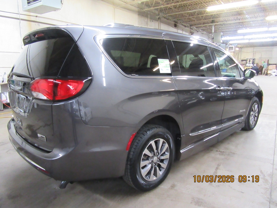 Grey Chrysler Pacifica image number 30