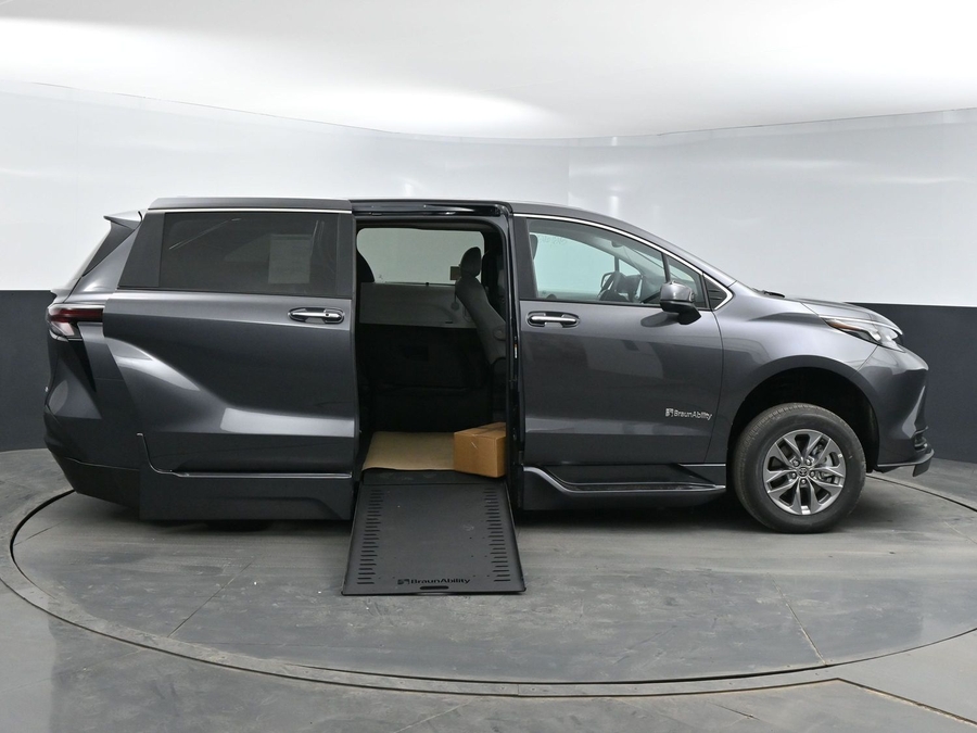 New 2025 Toyota Sienna Hybrid XLE Base - BraunAbility Side Entry Entry In Floor Automatic Ramp