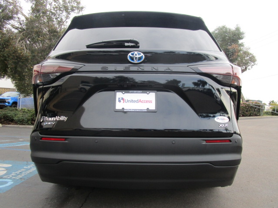 New 2025 Toyota Sienna Hybrid XLE Plus - BraunAbility Side Entry Entry In Floor Automatic Ramp