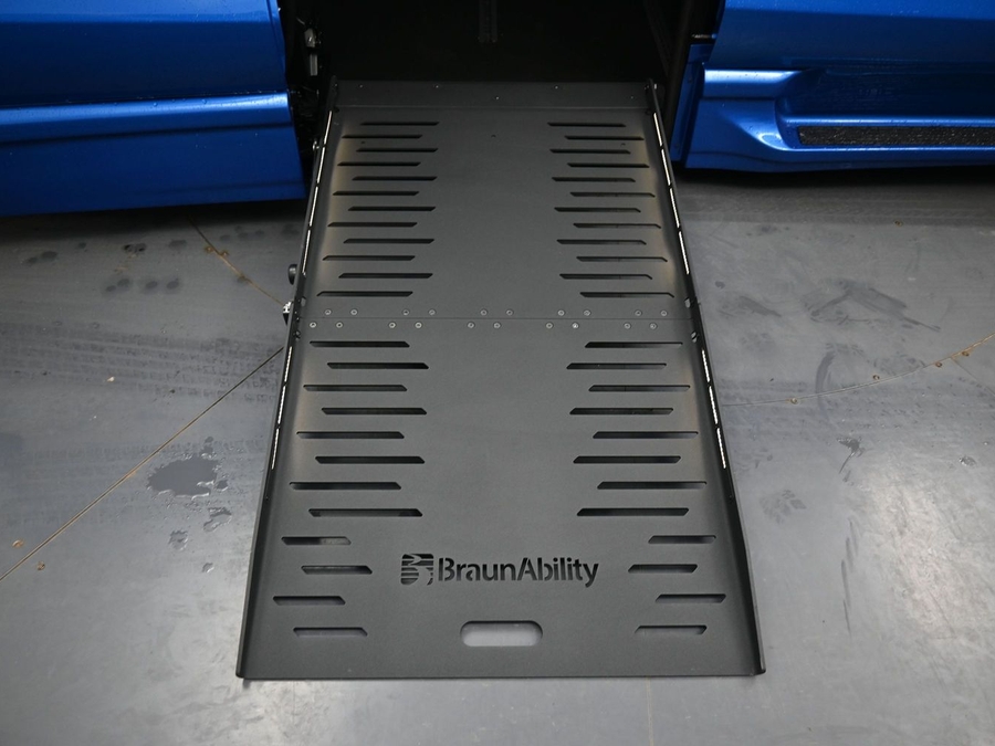 New 2026 Chrysler Pacifica Select Plus - BraunAbility Side Entry Entry Fold Out Automatic Ramp