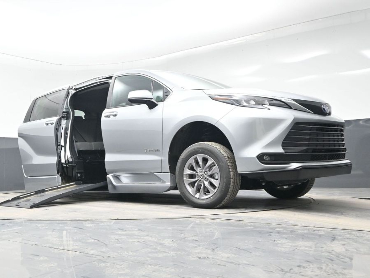 2025 TOYOTA SIENNA - Image 11