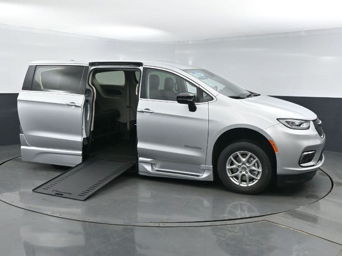 Silver Chrysler Pacifica image number 16