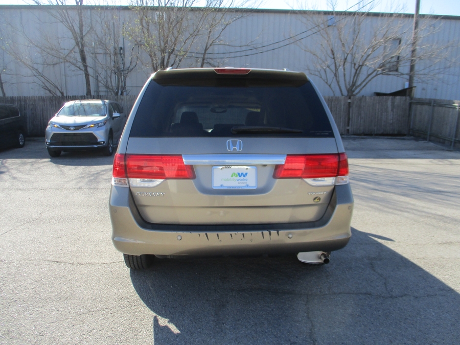 Gold Honda Odyssey image number 8