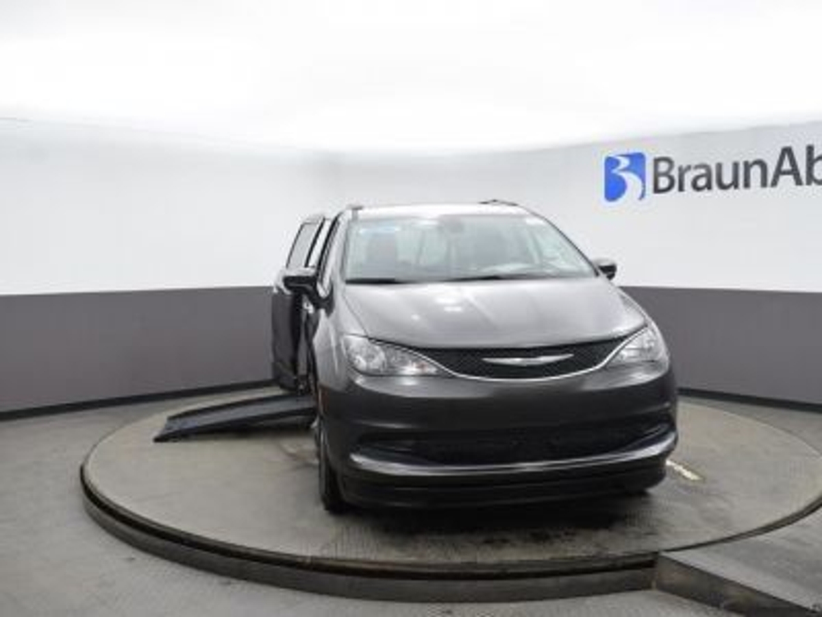 Grey Chrysler Voyager image number 3