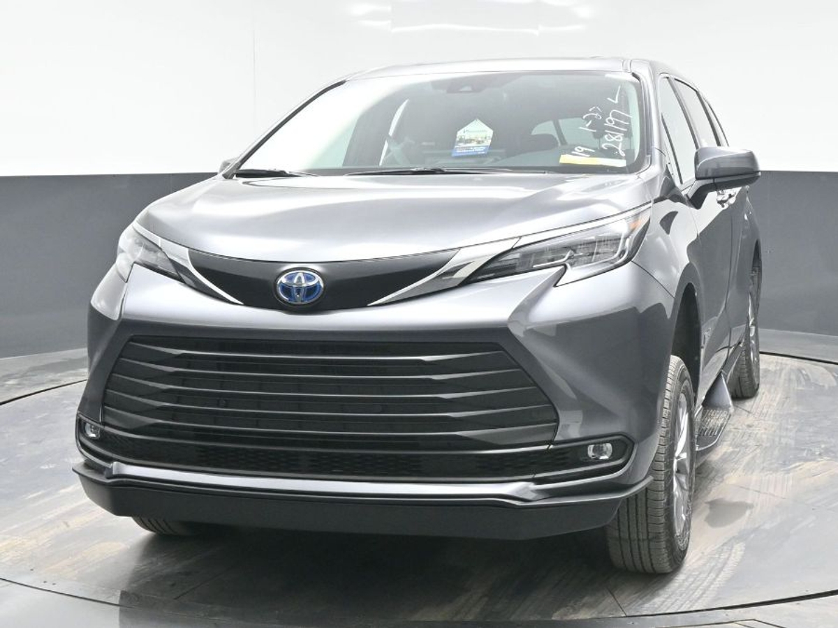 Grey Toyota Sienna image number 1