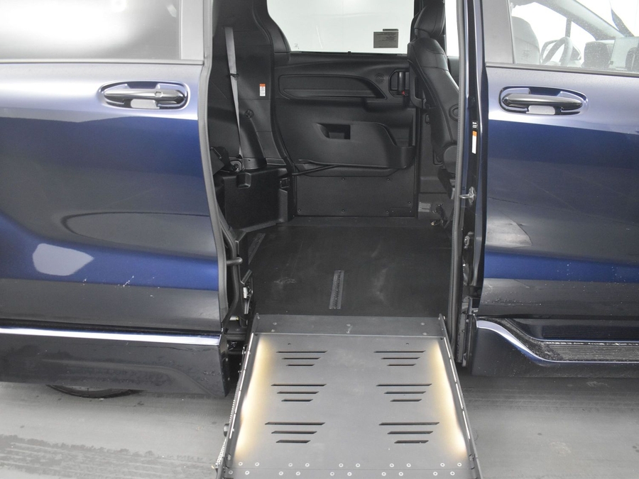 New 2025 Toyota Sienna Hybrid XSE Sport - BraunAbility Side Entry Entry Fold Out Automatic Ramp