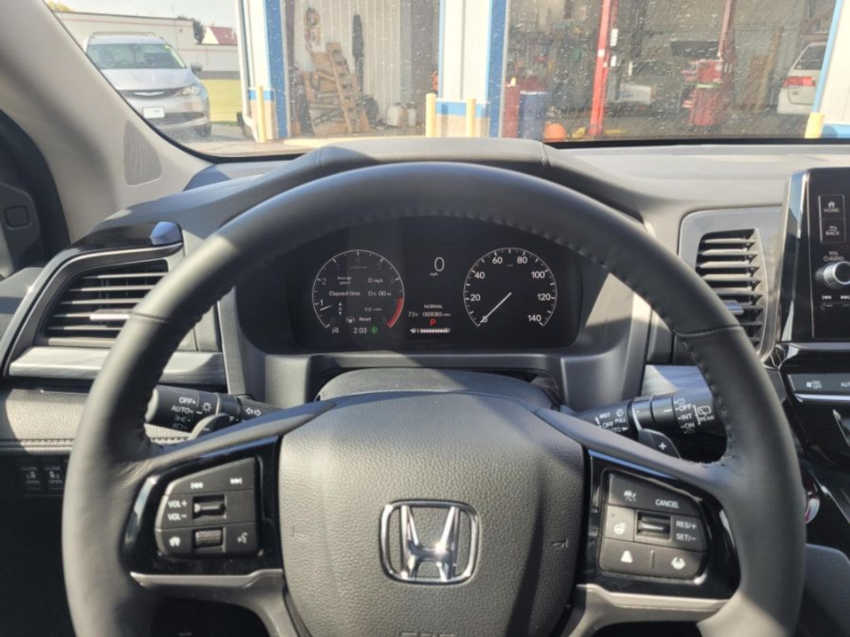 White Honda Odyssey image number 14