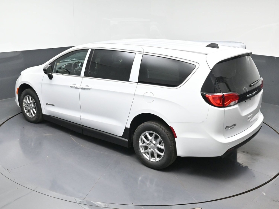 New 2026 Chrysler Voyager LX - BraunAbility Side Entry Fold Out Manual Ramp