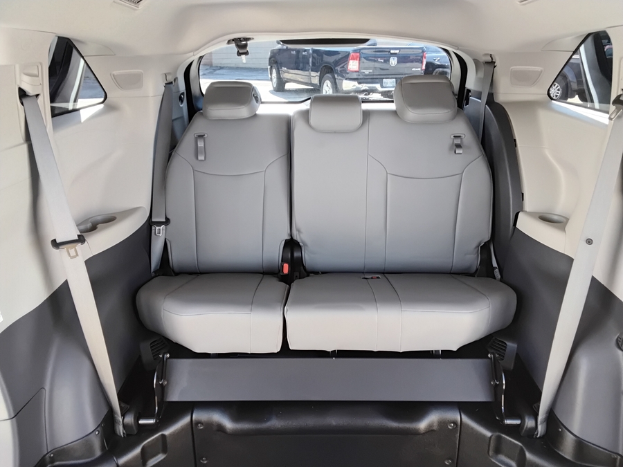 Silver Toyota Sienna image number 11