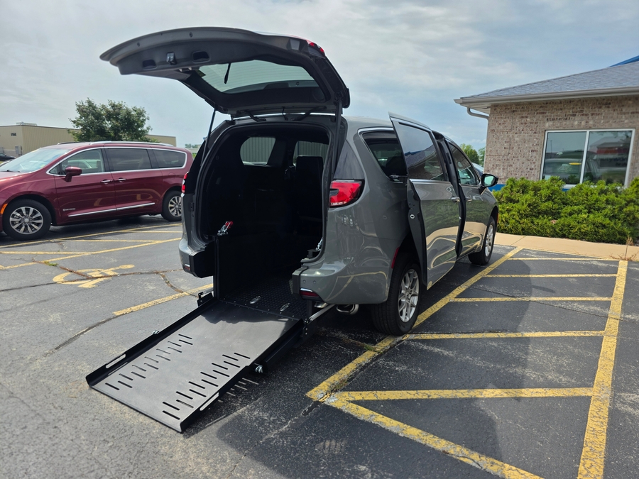 Grey Chrysler Pacifica image number 6