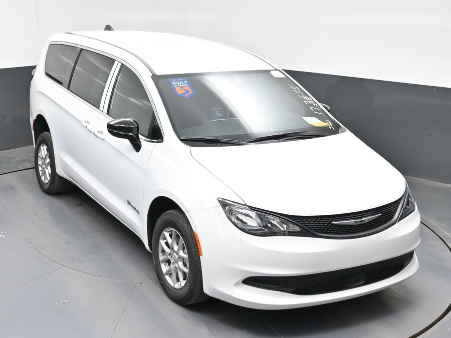 White Chrysler Voyager image number 21