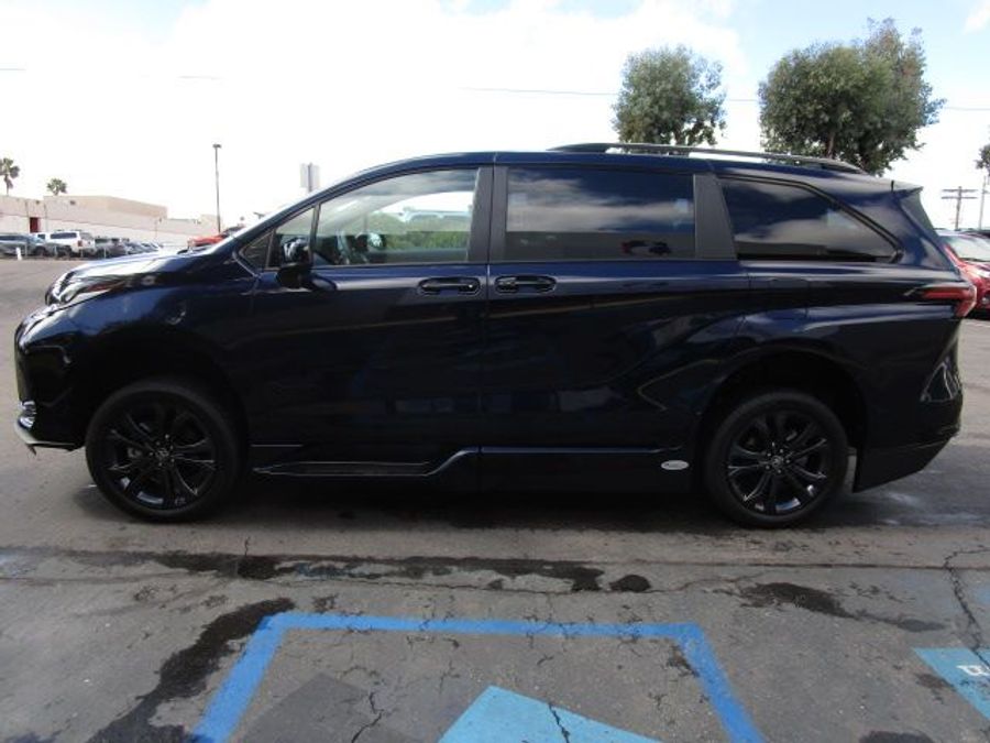 New 2025 Toyota Sienna Hybrid XSE Sport - BraunAbility Side Entry Entry Fold Out Automatic Ramp