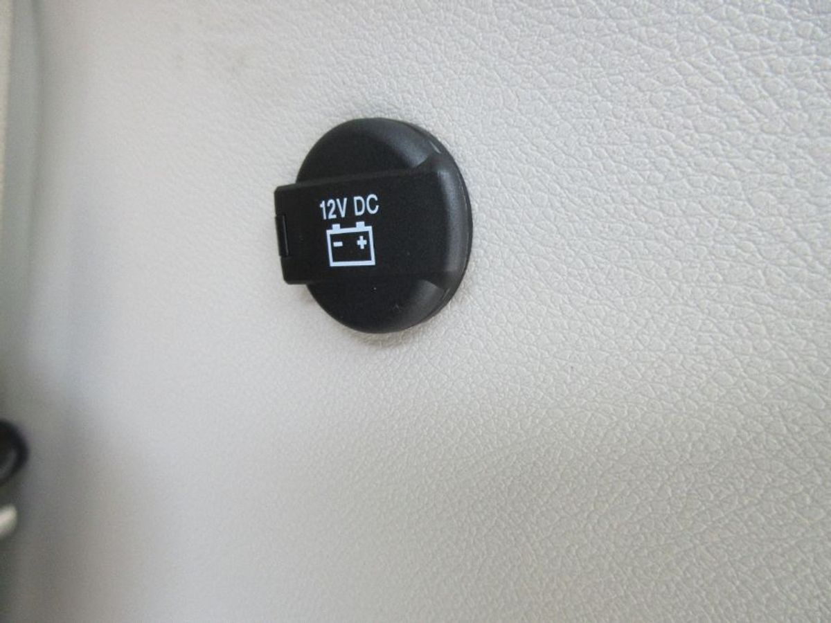 Silver Chrysler Pacifica image number 18