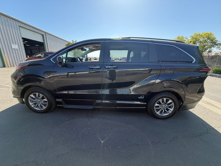 2022 Toyota Sienna XLE - Photo 6