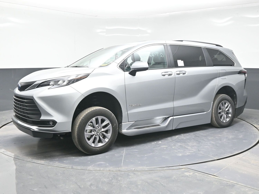 New 2025 Toyota Sienna Hybrid XLE Plus - BraunAbility Side Entry Entry Fold Out Automatic Ramp