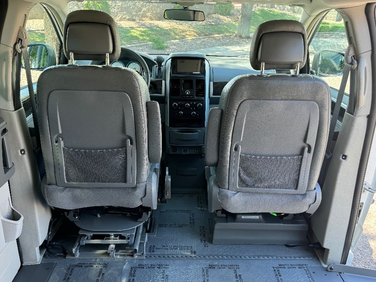 2010 DODGE GRAND CARAVAN - Image 8