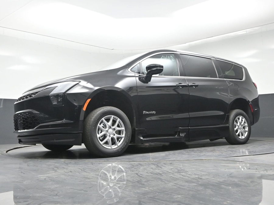 Black Chrysler Pacifica image number 17
