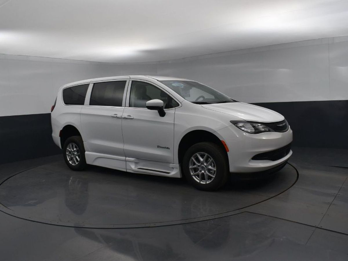 White Chrysler Voyager image number 8