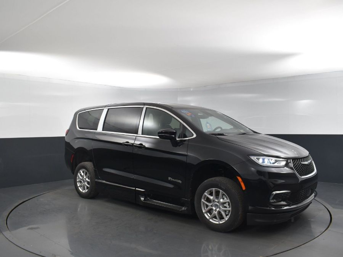 Black Chrysler Pacifica image number 16
