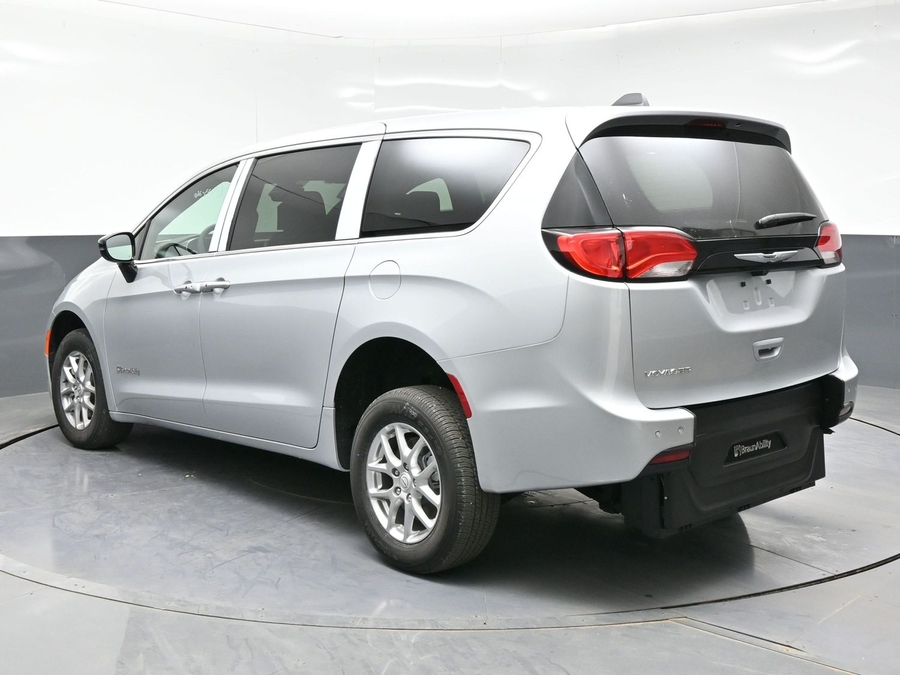 Silver Chrysler Voyager image number 4