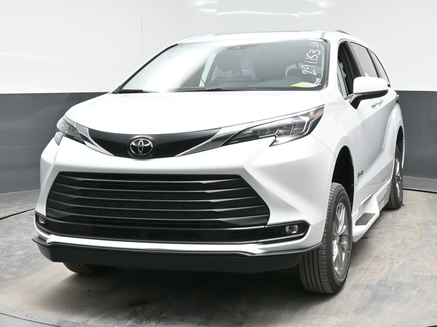 New 2026 Toyota Sienna Hybrid XLE Base - BraunAbility Side Entry Entry Fold Out Automatic Ramp