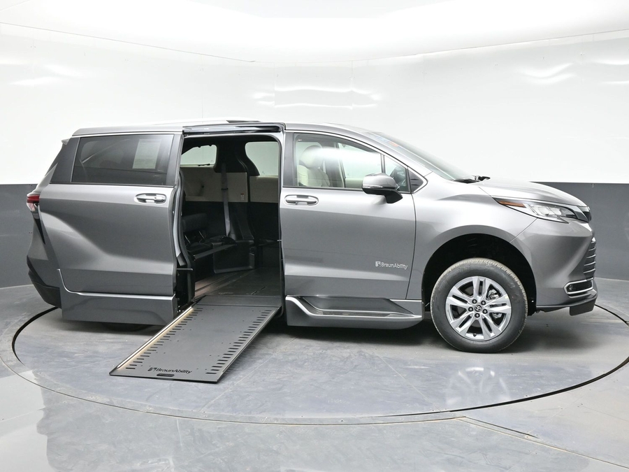 New 2026 Toyota Sienna Hybrid Limited - BraunAbility Side Entry Entry In Floor Automatic Ramp