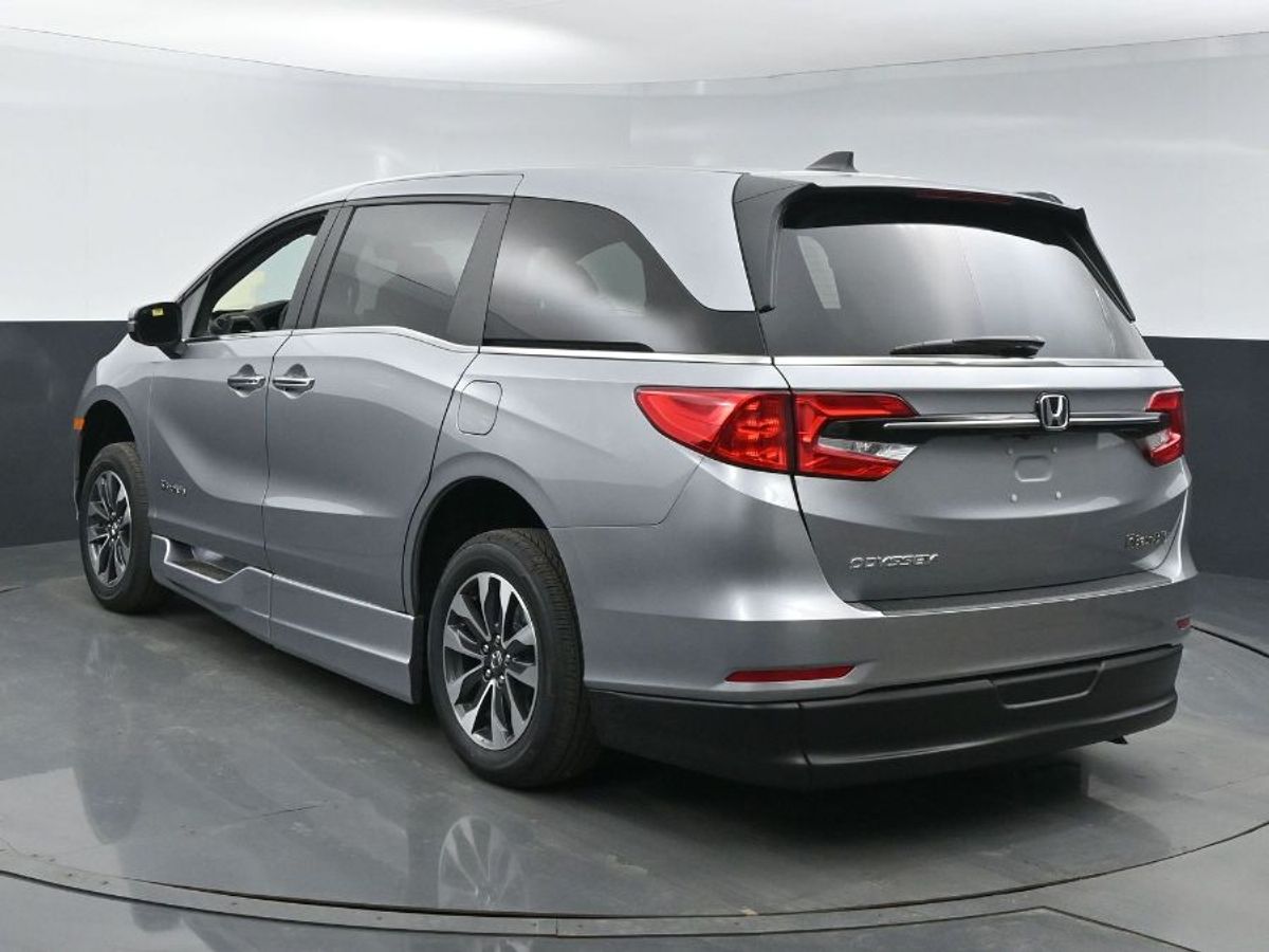 Silver Honda Odyssey image number 21
