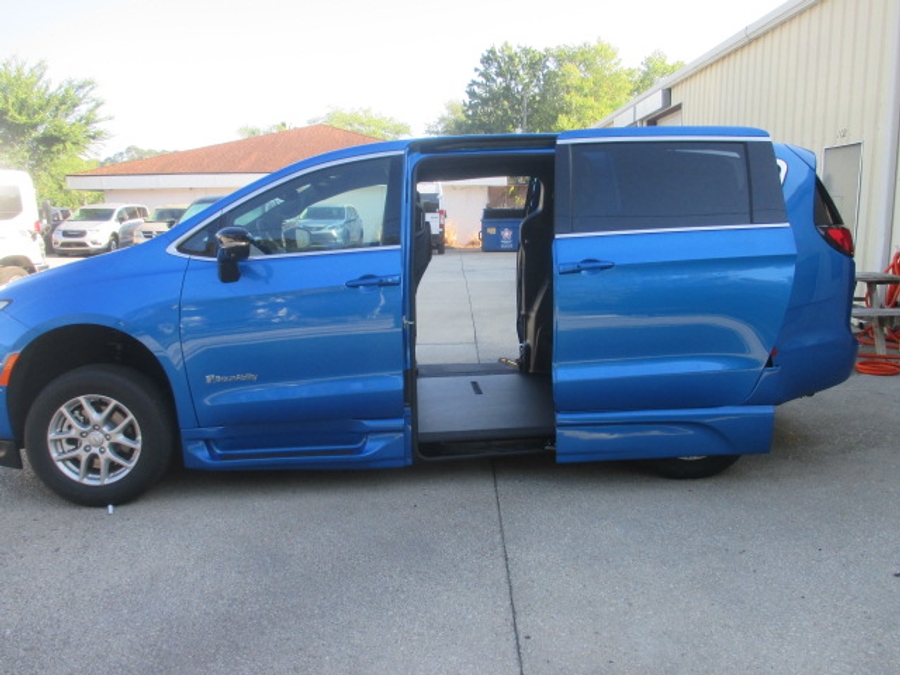 Blue Chrysler Pacifica image number 5