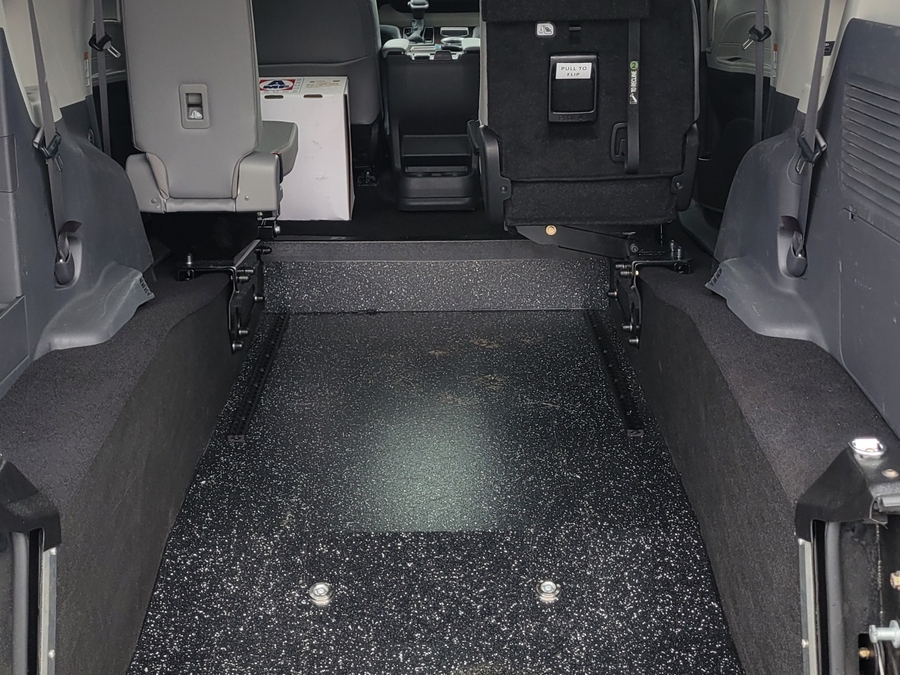 Grey Toyota Sienna image number 14