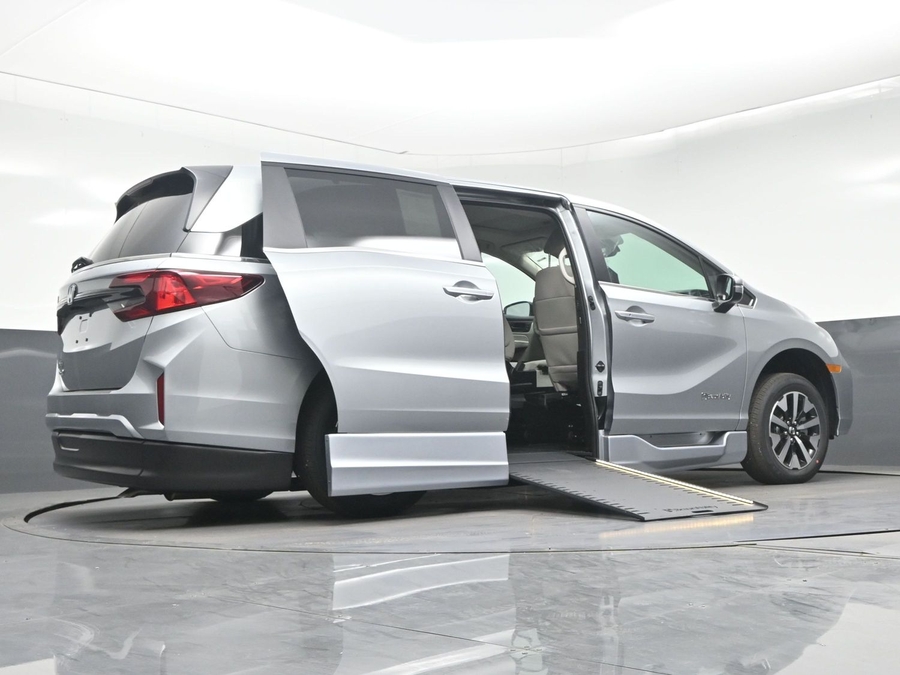 Silver Honda Odyssey image number 22