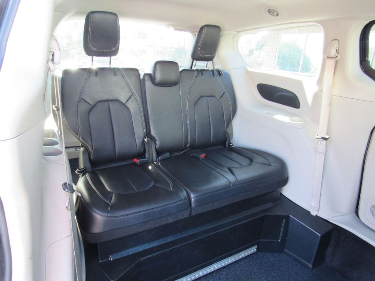 Black Chrysler Pacifica image number 11