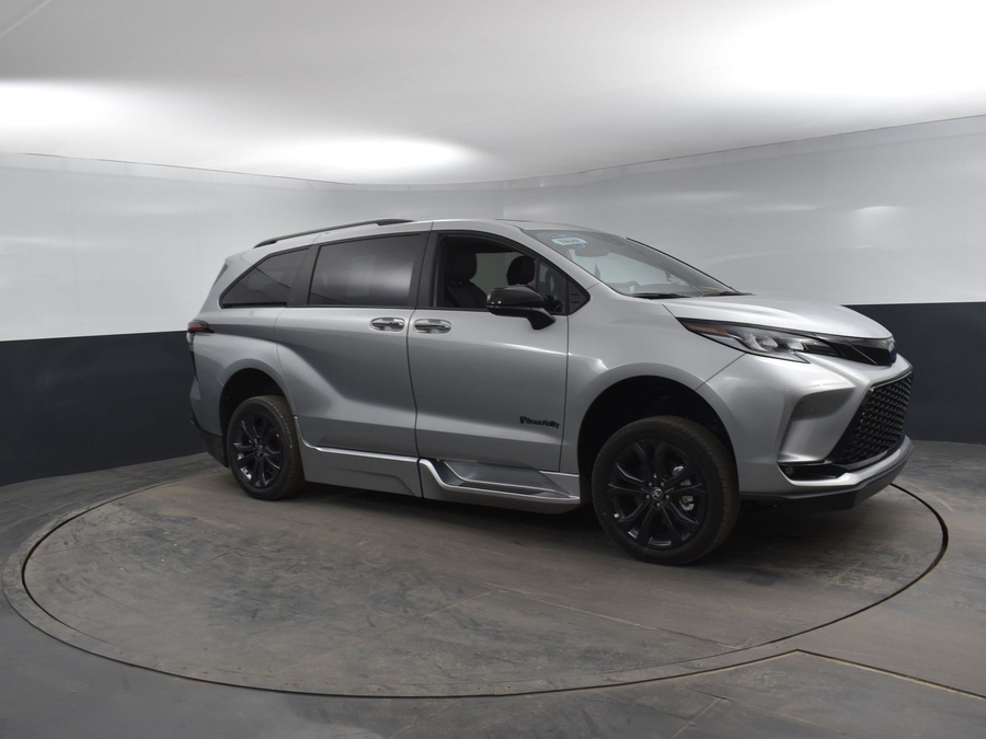 New 2025 Toyota Sienna Hybrid XSE Sport - BraunAbility Side Entry Entry In Floor Automatic Ramp