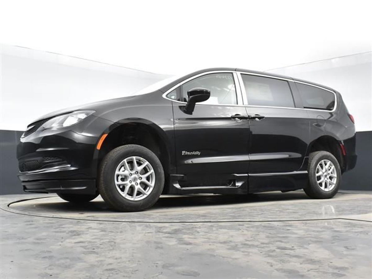 Black Chrysler Voyager image number 22