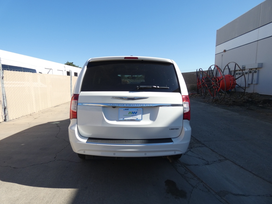  Chrysler Town and Country image number 17