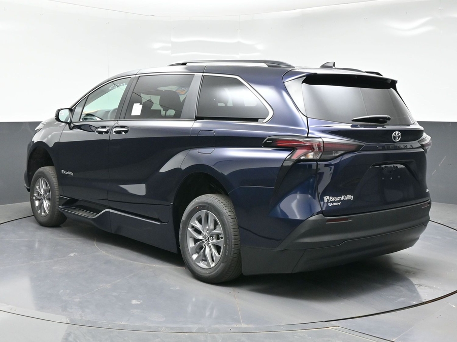 New 2026 Toyota Sienna Hybrid XLE Base - BraunAbility Side Entry Entry Fold Out Automatic Ramp