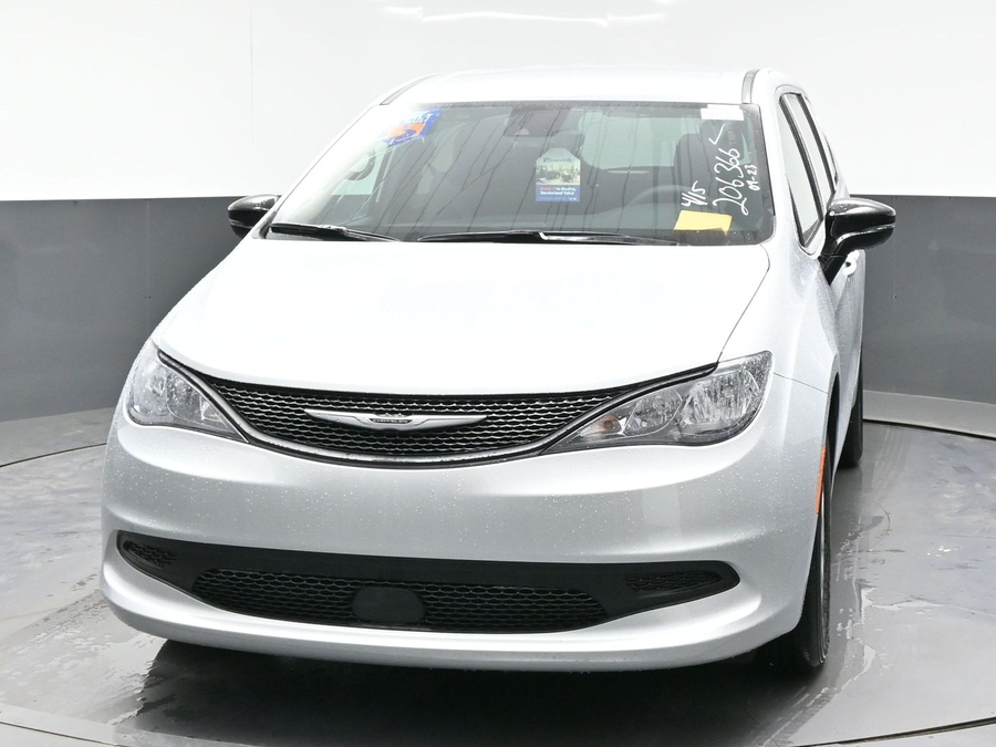 Silver Chrysler Voyager image number 11