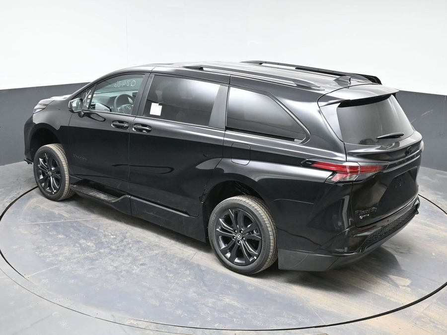 Black Toyota Sienna image number 24