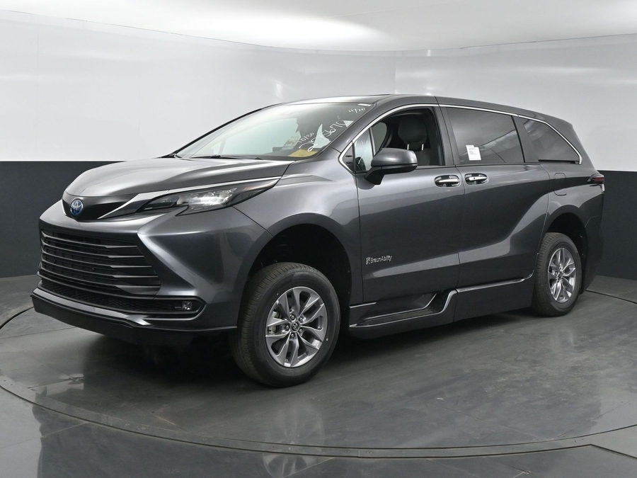 New 2025 Toyota Sienna Hybrid XLE Base - BraunAbility Side Entry Entry In Floor Automatic Ramp