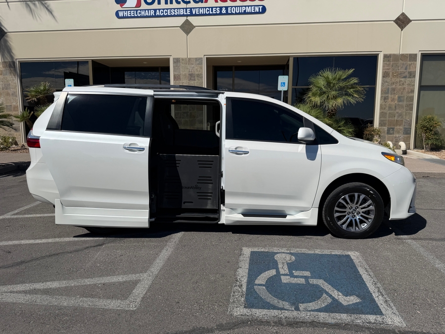 Used 2018 Toyota Sienna XLE - BraunAbility Side Entry Fold Out Automatic Ramp