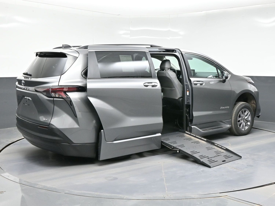 Grey Toyota Sienna image number 6